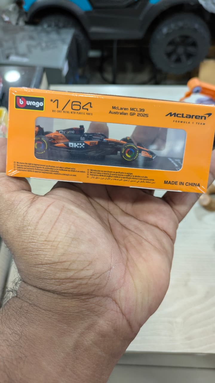 1:64 bburago McLaren MCL39 Oscar Plastri Diecast (acrylic box packing)