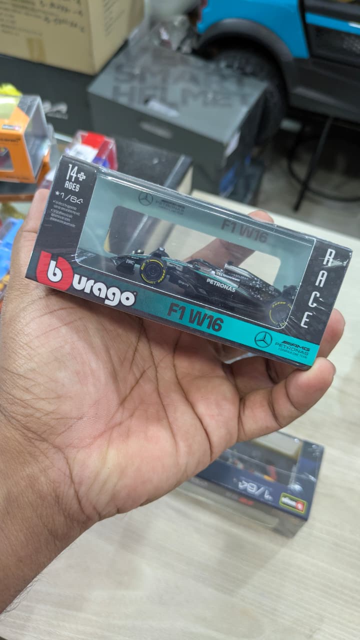1:64 bburago F1 W16E Mercedes-AMG George Russell Diecast (acrylic box packing )