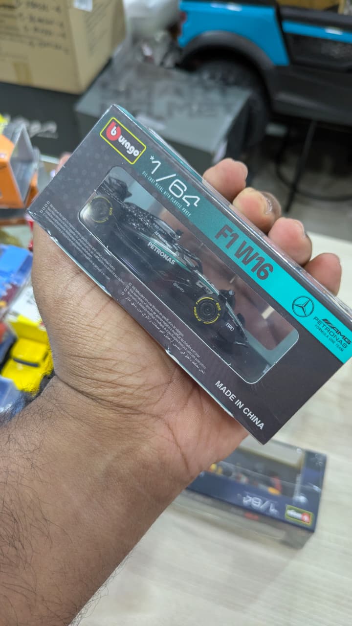 1:64 bburago F1 W16E Mercedes-AMG George Russell Diecast (acrylic box packing )