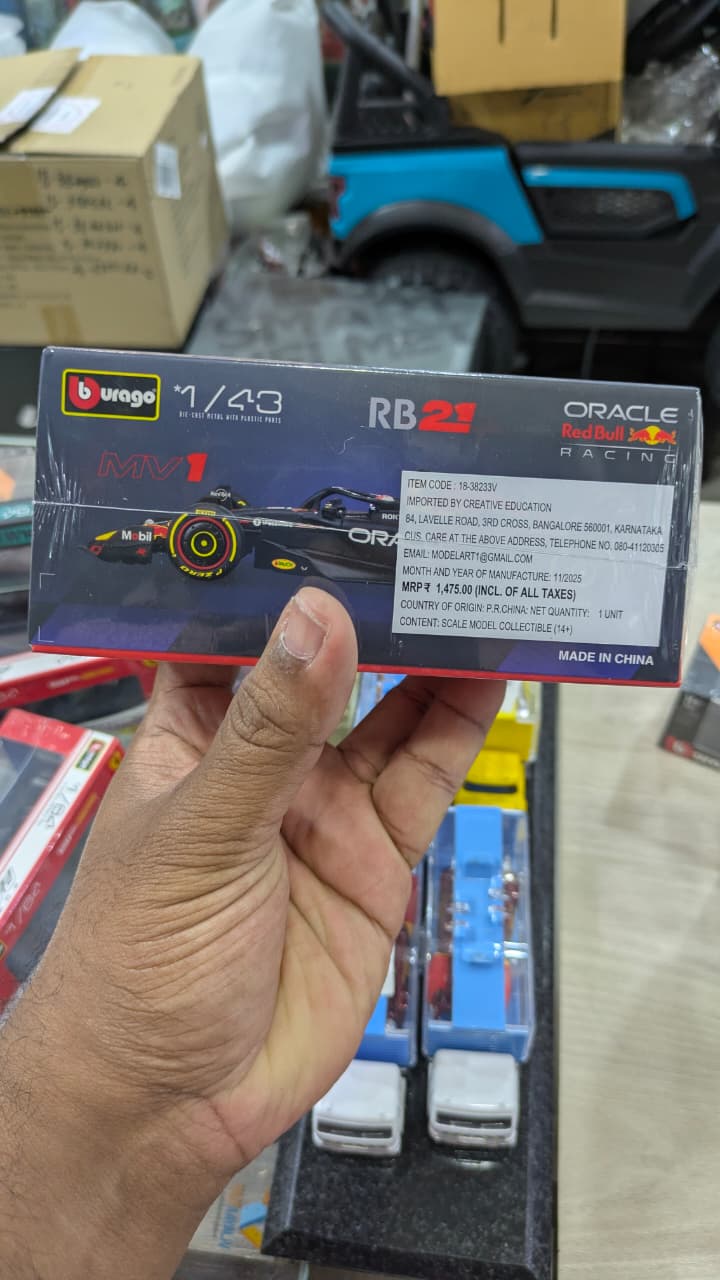 1:43 bburago F1 Oracle RedbullRacing RB21 (with acrylic box )