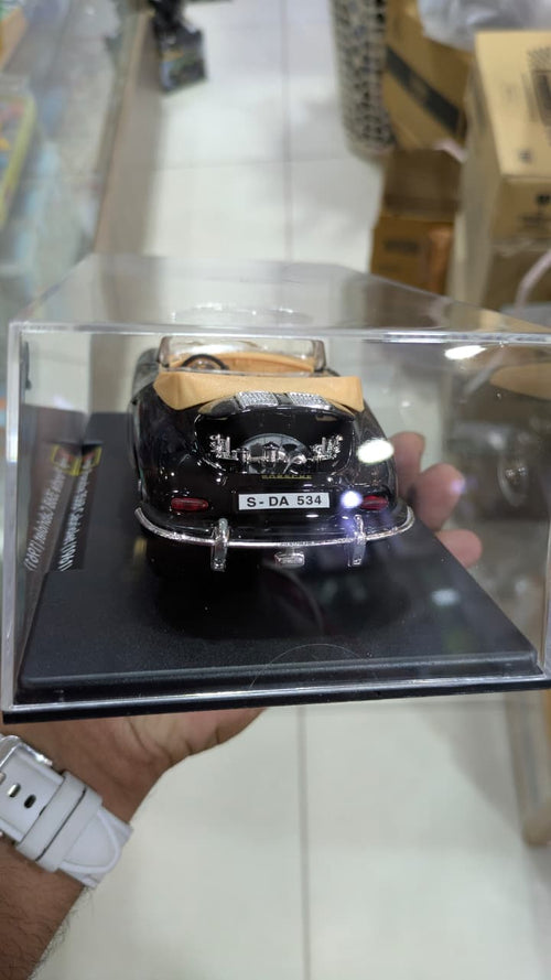 1:24 bburago Porsche 356B cabriolet (1961) Diecast car (acrylic box packing)