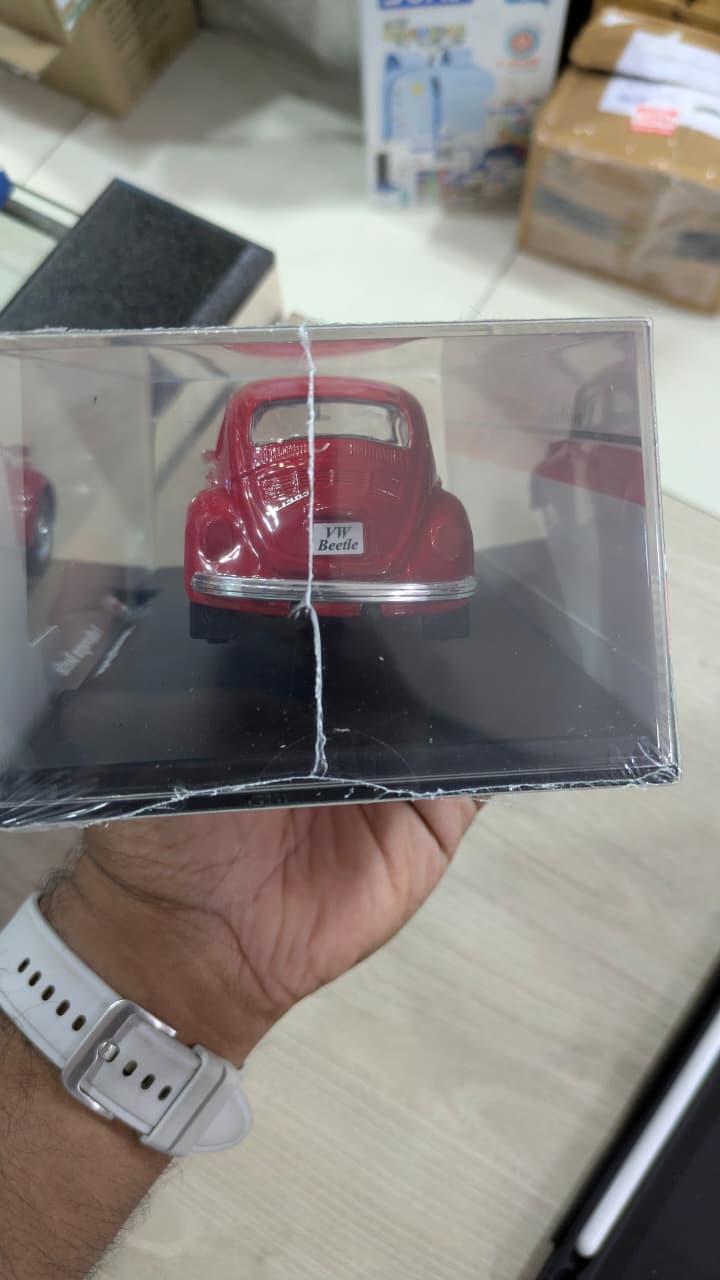 1:24 Maisto Volkswagen Beetle Diecast car ( acrylic box packing)