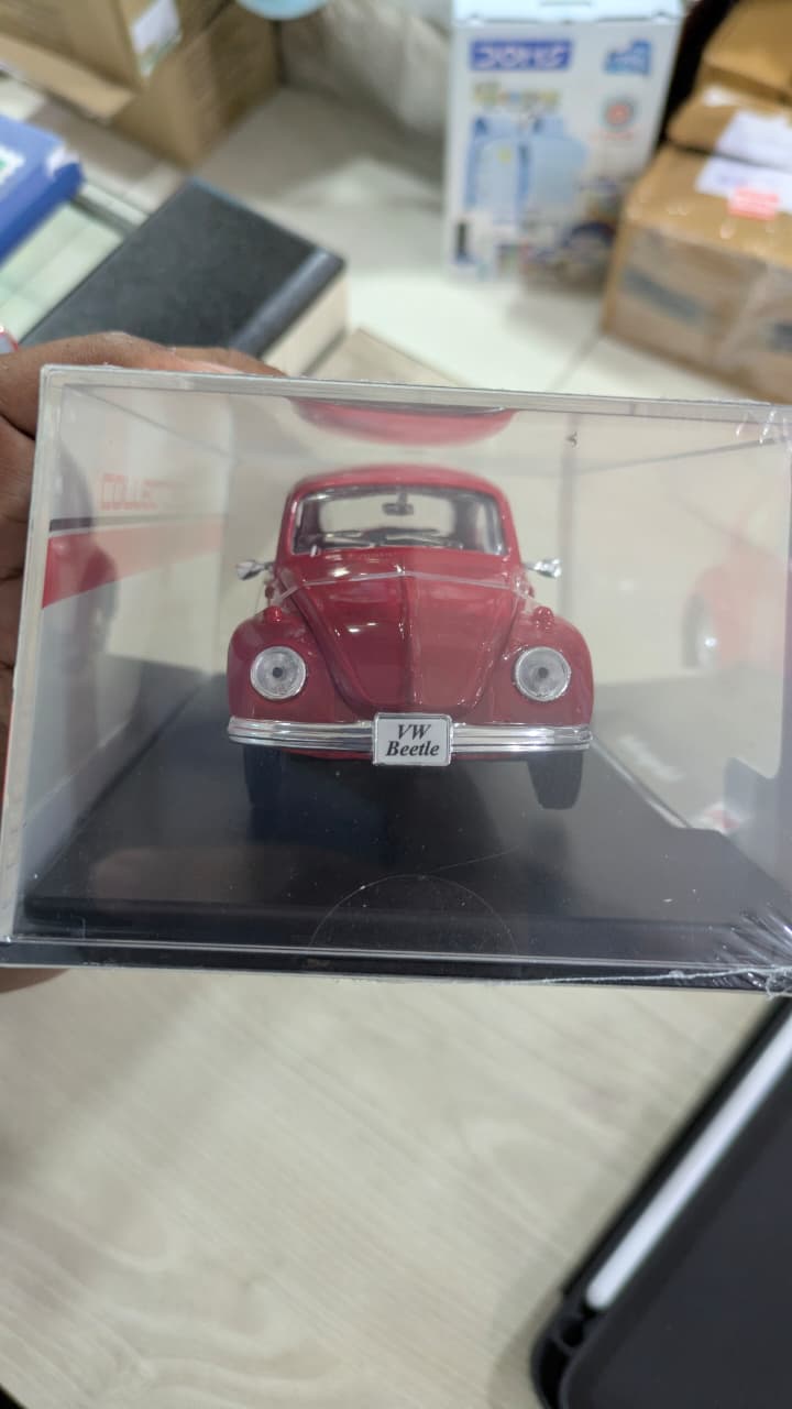 1:24 Maisto Volkswagen Beetle Diecast car ( acrylic box packing)