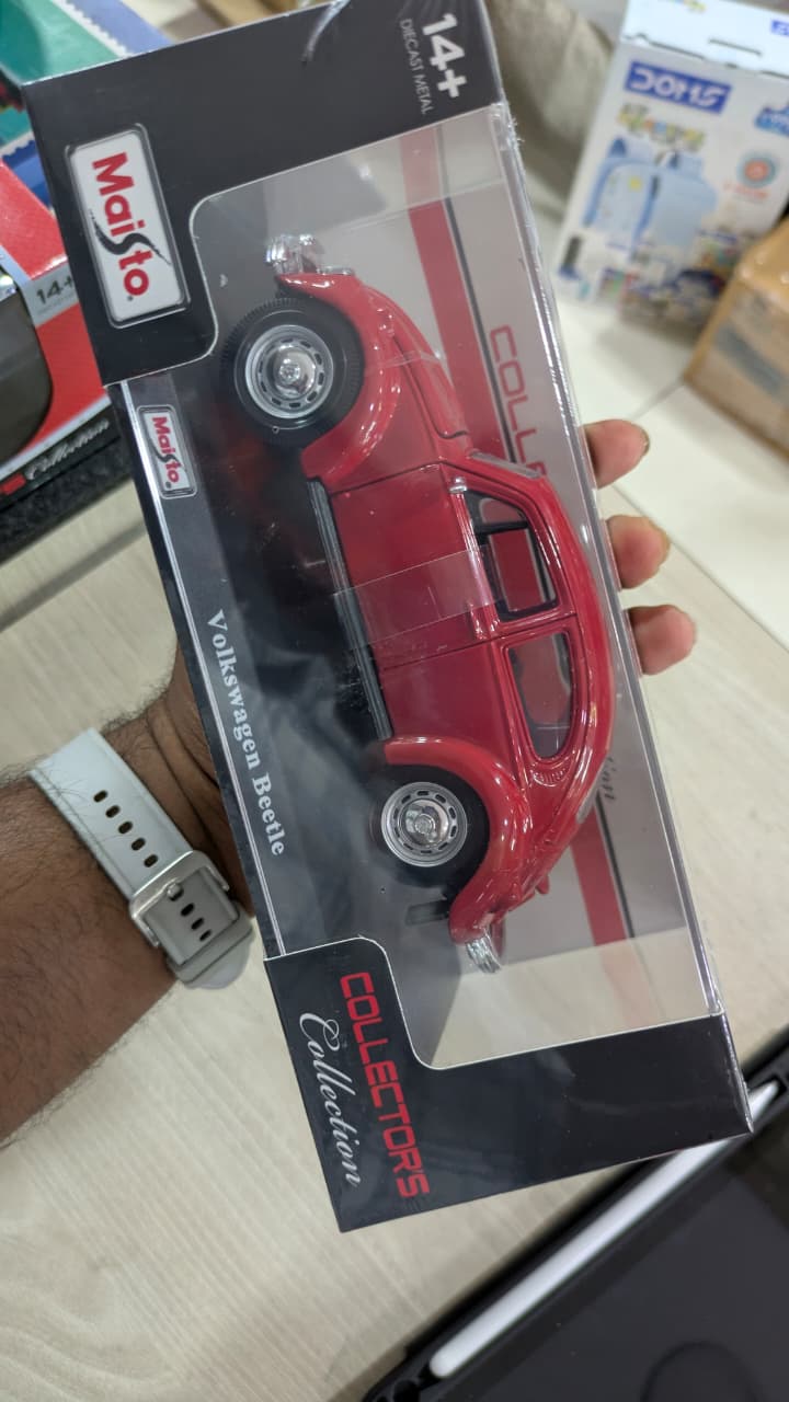 1:24 Maisto Volkswagen Beetle Diecast car ( acrylic box packing)