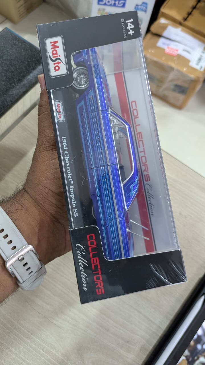 1:24 Maisto 1964 Chevrolet Impala SS Diecast (acrylic box packing)