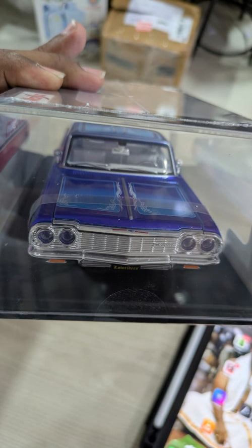 1:24 Maisto 1964 Chevrolet Impala SS Diecast (acrylic box packing)