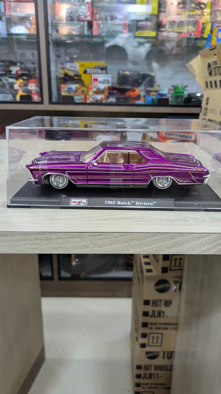 1:24 Maisto 1965 Buick RIVIERA Diecast car (acrylic box packing)