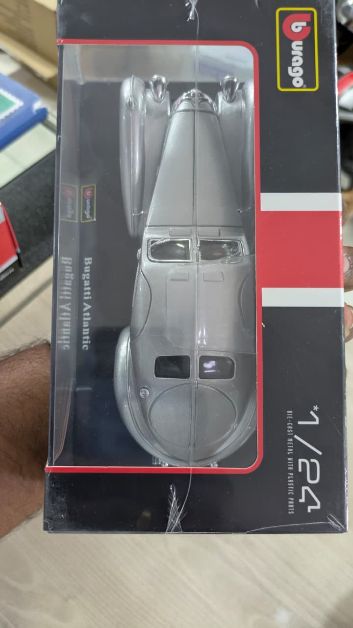 1:24 bburago Bugatti Atlantic Diecast (acrylic box packing)