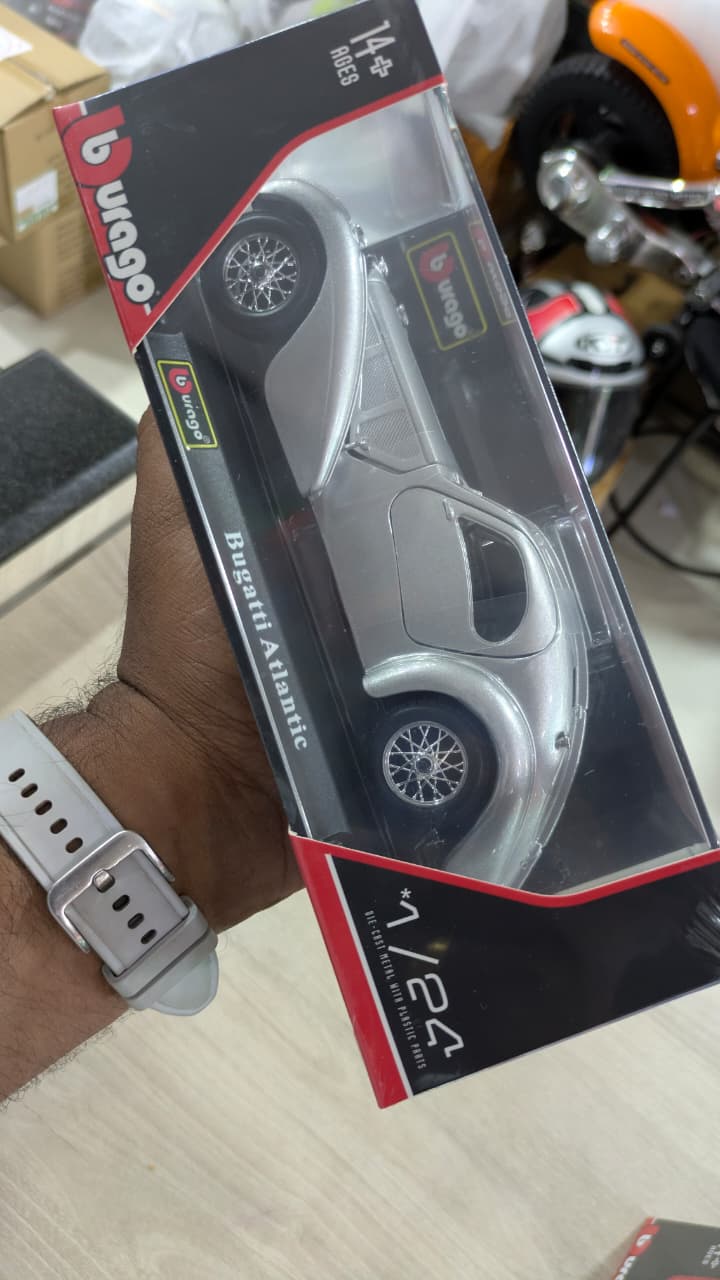 1:24 bburago Bugatti Atlantic Diecast (acrylic box packing)