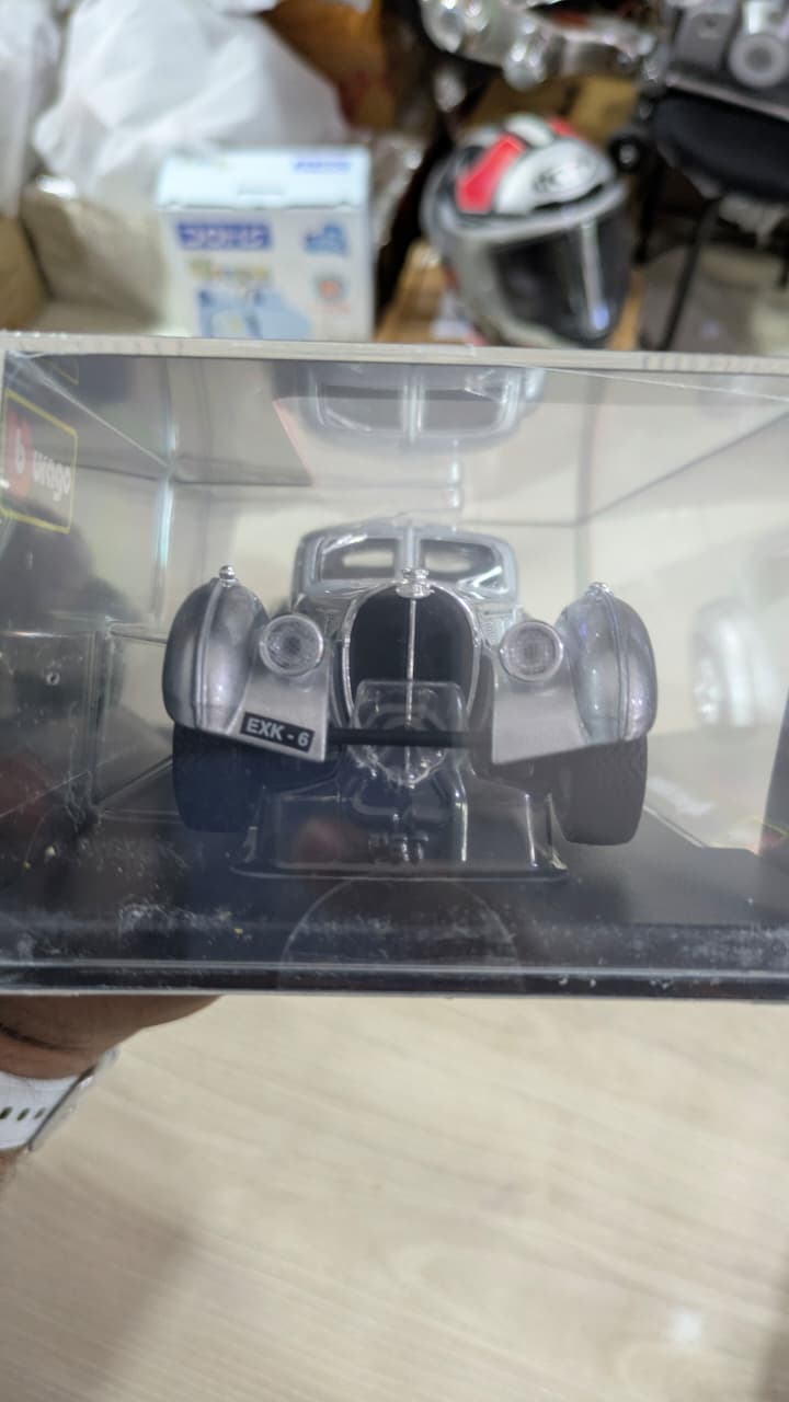 1:24 bburago Bugatti Atlantic Diecast (acrylic box packing)