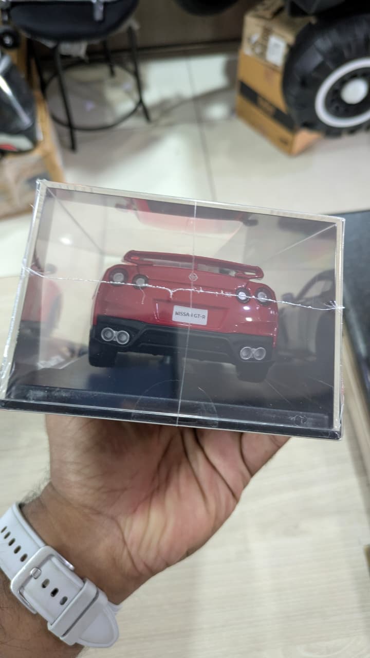 1:24 bburago 2017 Nissan GT-R Diecast car (acrylic box packing)