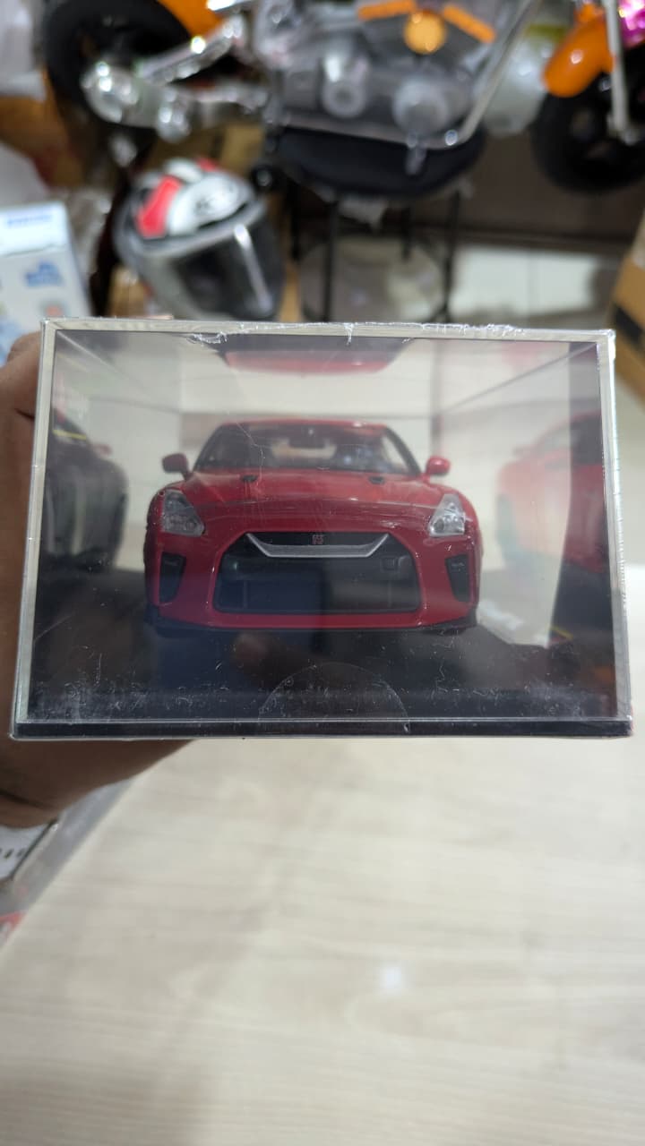 1:24 bburago 2017 Nissan GT-R Diecast car (acrylic box packing)
