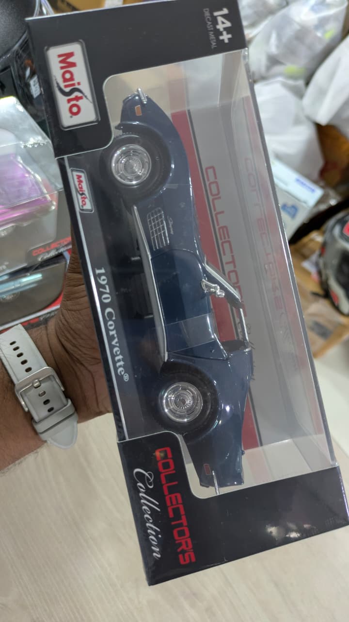 1:24 Maisto 1970 Corvette Diecast car (Acrylic box packing)