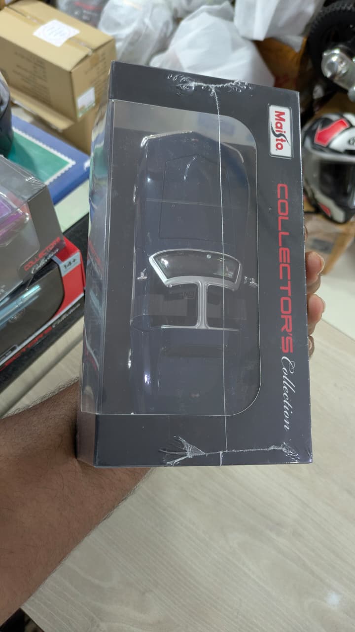 1:24 Maisto 1970 Corvette Diecast car (Acrylic box packing)