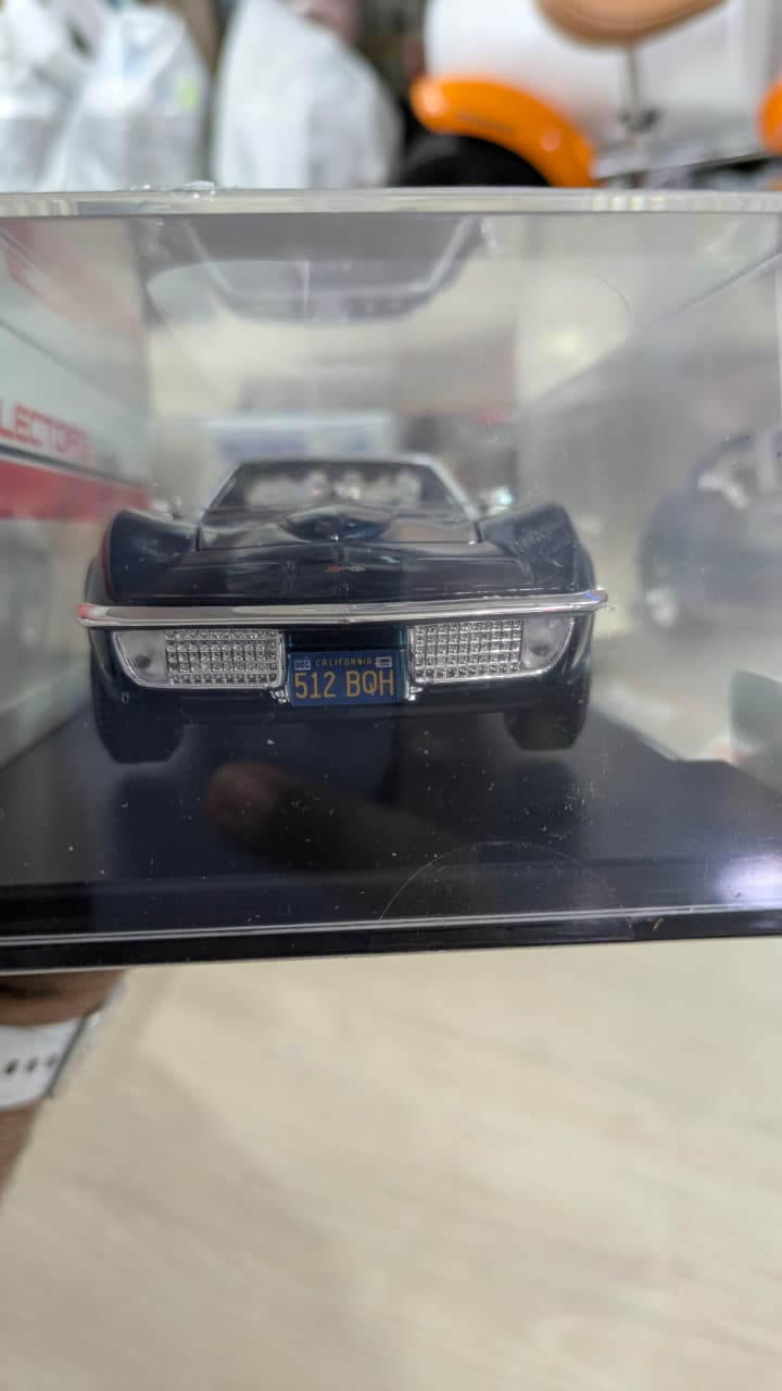1:24 Maisto 1970 Corvette Diecast car (Acrylic box packing)