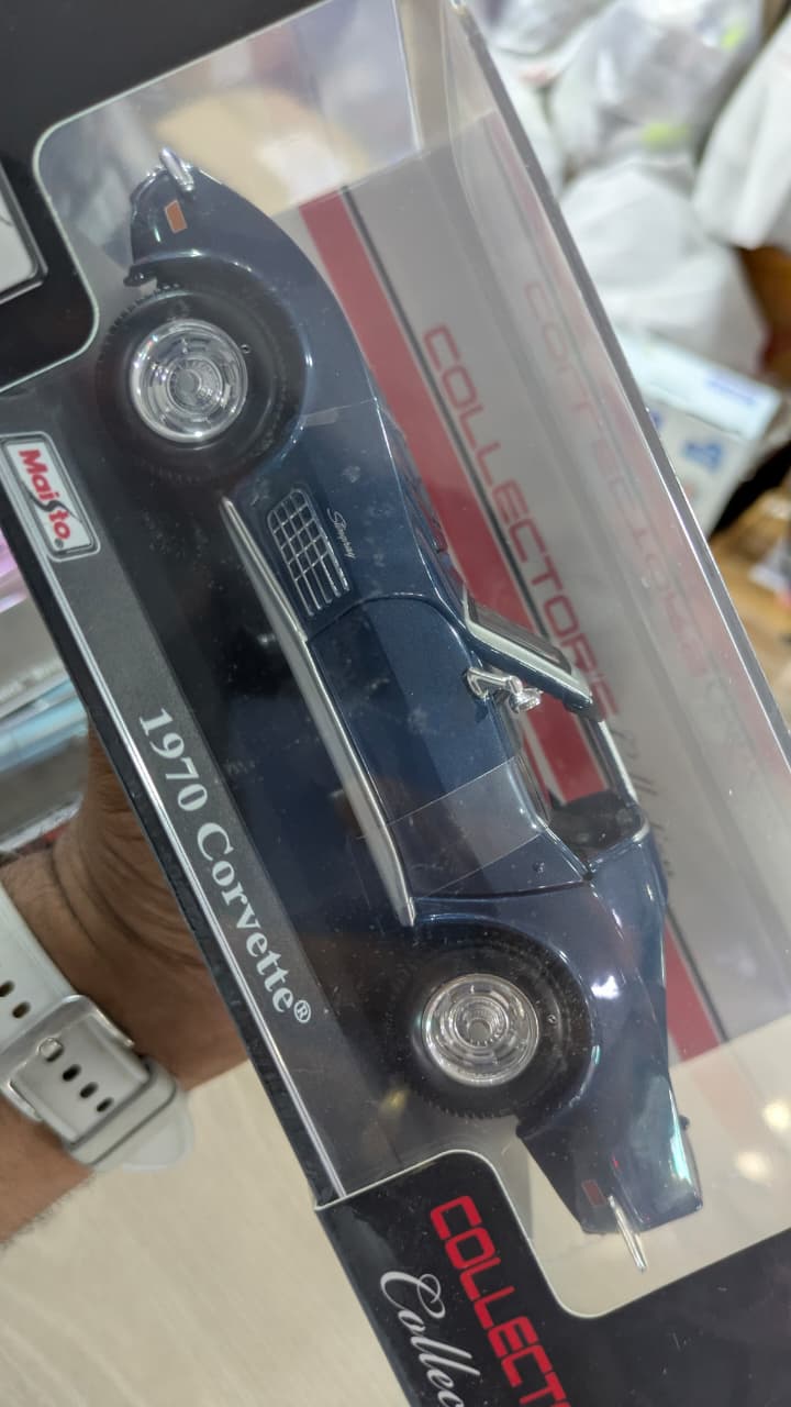 1:24 Maisto 1970 Corvette Diecast car (Acrylic box packing)