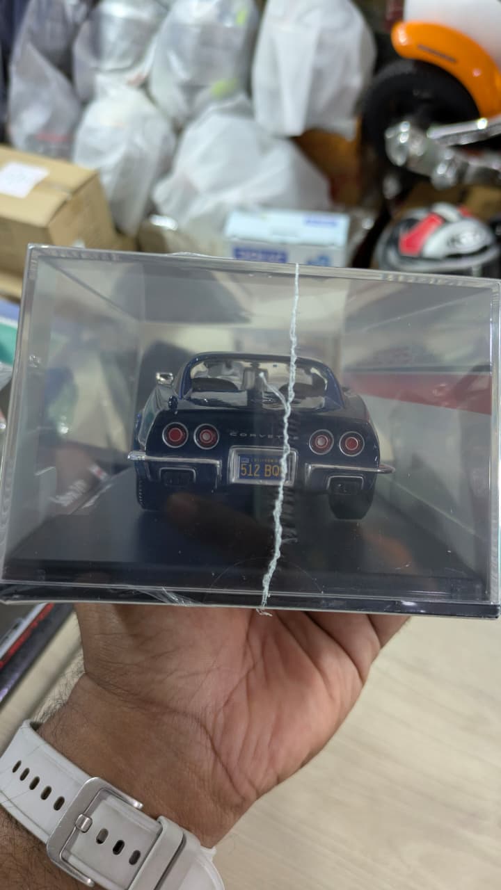1:24 Maisto 1970 Corvette Diecast car (Acrylic box packing)