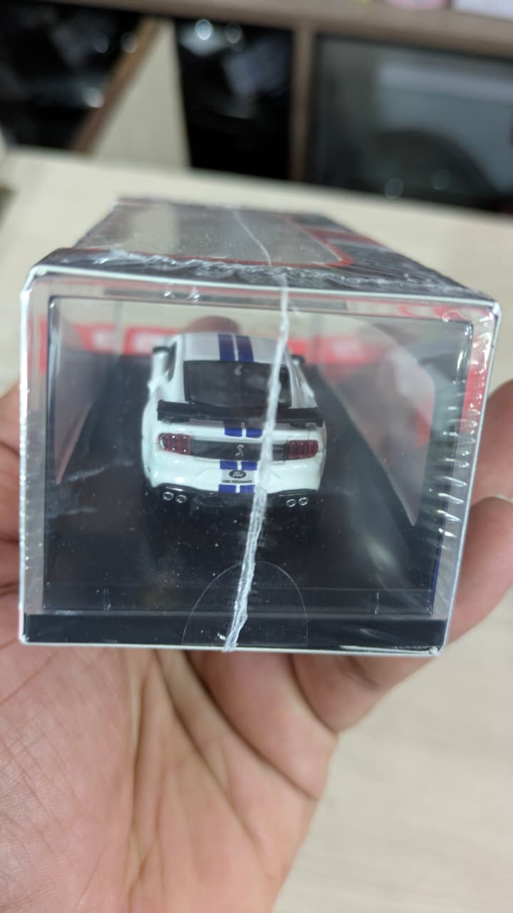 1:64 2020 Mustang Shelby GT500 Diecast car (acrylic box packing) white colour