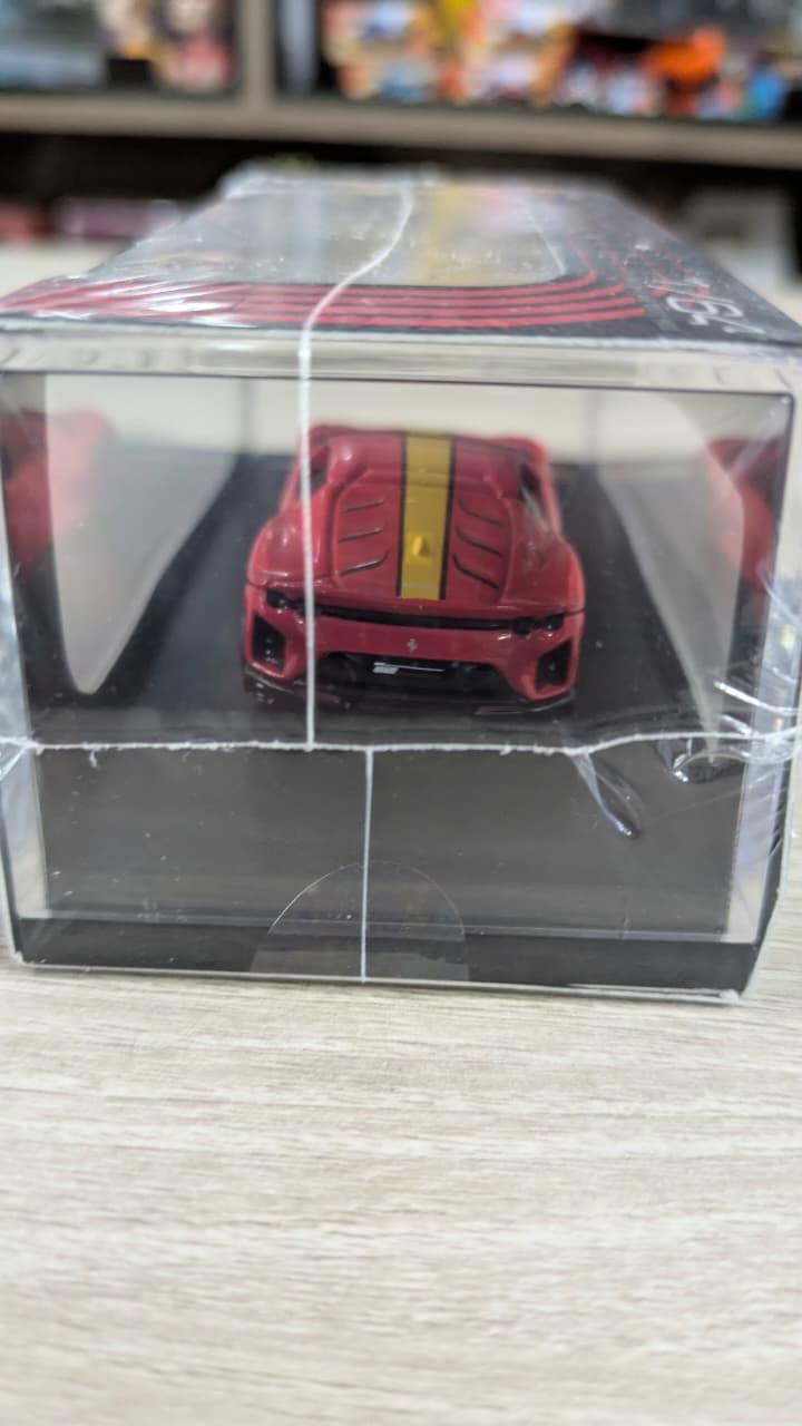 1:64 bburago Ferrari 812 competizione Diecast (acrylic box packing)