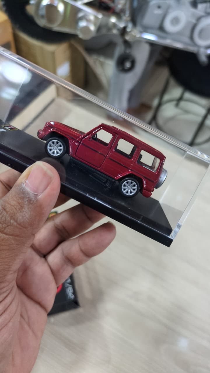 1:64 bburago Mercedes Benz G class Diecast car red (acrylic box packing)